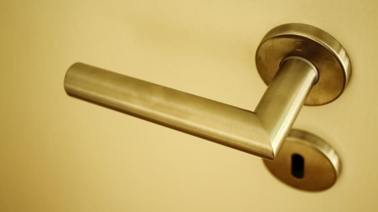 Jaké materiály pro kliky existují a jaké jsou jejich vlastnosti?