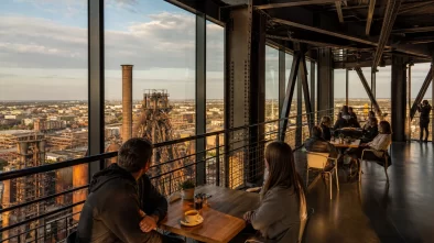 Ilustrační vyhlídková kavárna vysoko nad industriální Ostravou