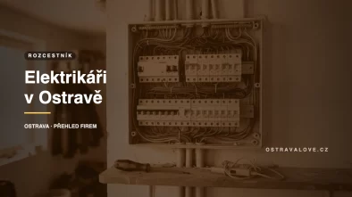 Otevřený rozvaděč s jističi a vodiči, náhledová grafika přehledu elektrikářů v Ostravě