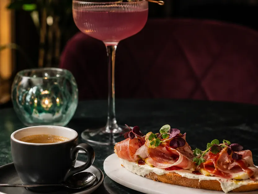 Espresso, koktejl a malé jídlo, ilustrační fotografie La Corse Ostrava