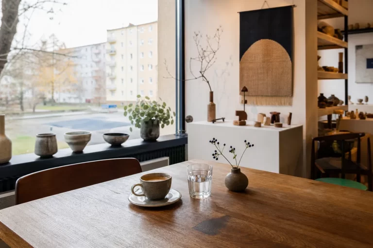 Ilustrační káva v malé galerii lokálního designu