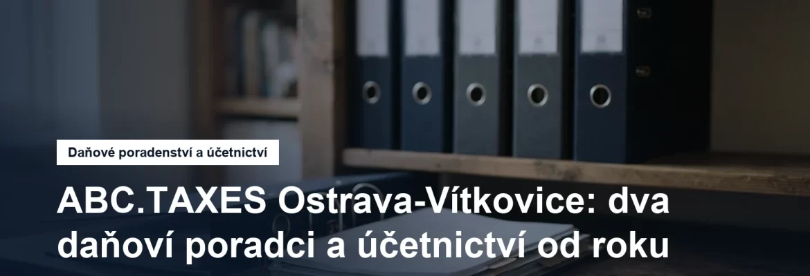 Registrační spisy a šanony daňové kanceláře na pracovním stole