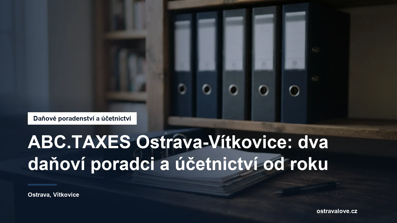 Registrační spisy a šanony daňové kanceláře na pracovním stole