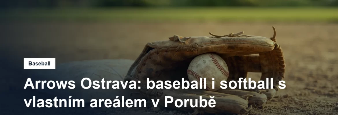 Baseballová rukavice a míč ležící na hliněné metě
