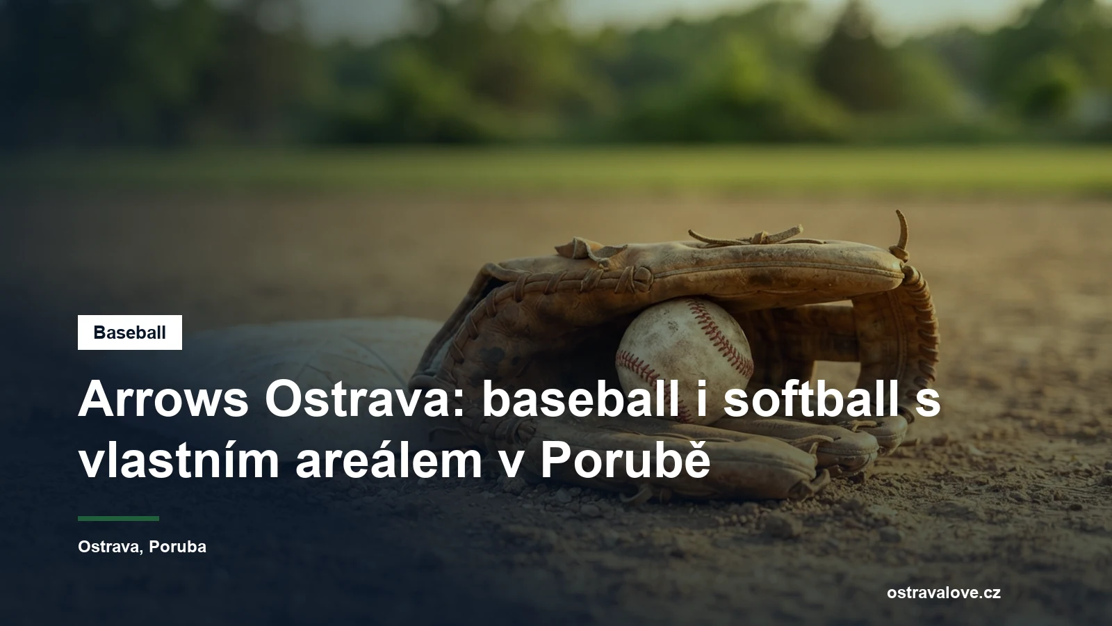 Baseballová rukavice a míč ležící na hliněné metě