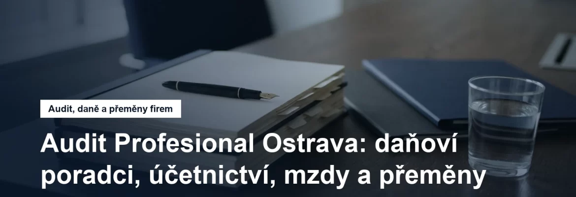 Zasedací stůl poradenské kanceláře s podepsanou smlouvou a šanony
