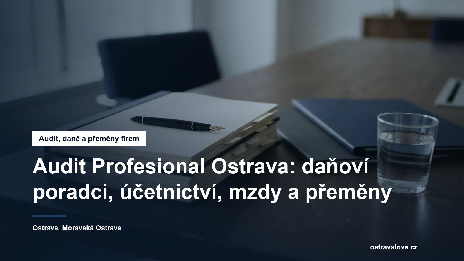 Zasedací stůl poradenské kanceláře s podepsanou smlouvou a šanony