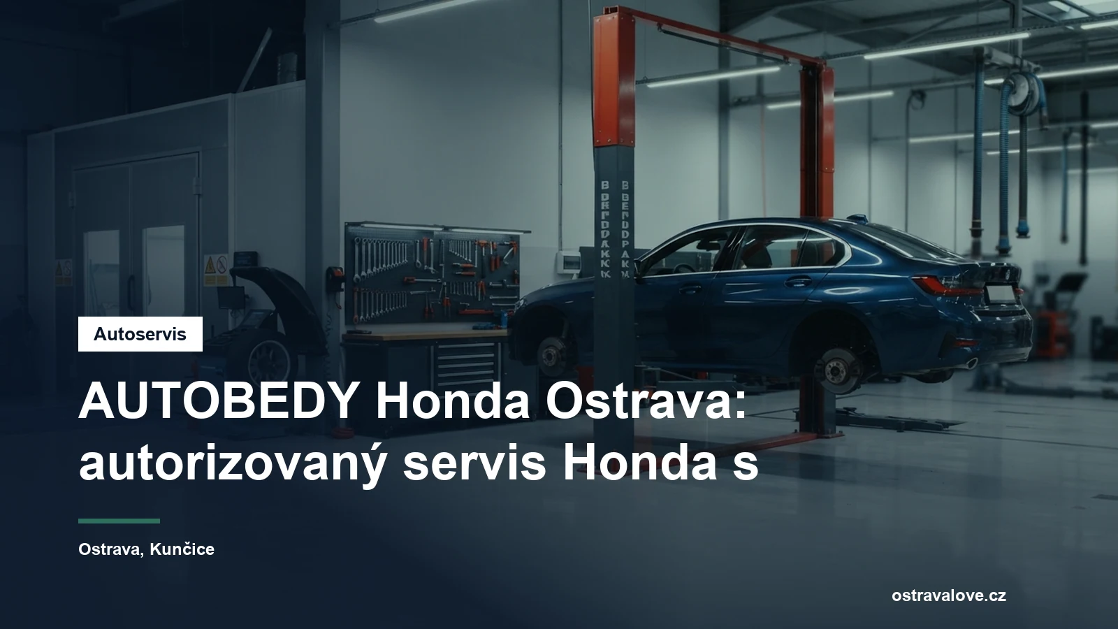 Servisní hala autorizovaného autoservisu v Ostravě, osobní vůz na zvedáku a vedle něj vstup do lakovacího boxu