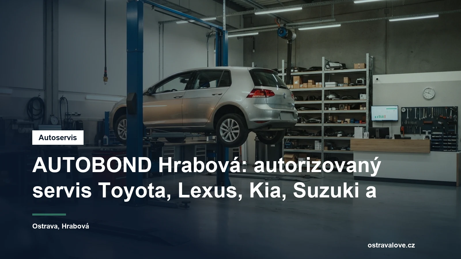 Servisní hala značkového autoservisu v Ostravě, osobní vůz na zvedáku a vedle něj přijímací pracoviště s regálem originálních dílů
