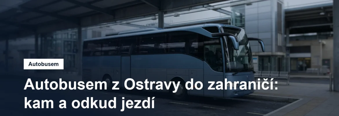 Dálkový autobus u nástupiště autobusového nádraží