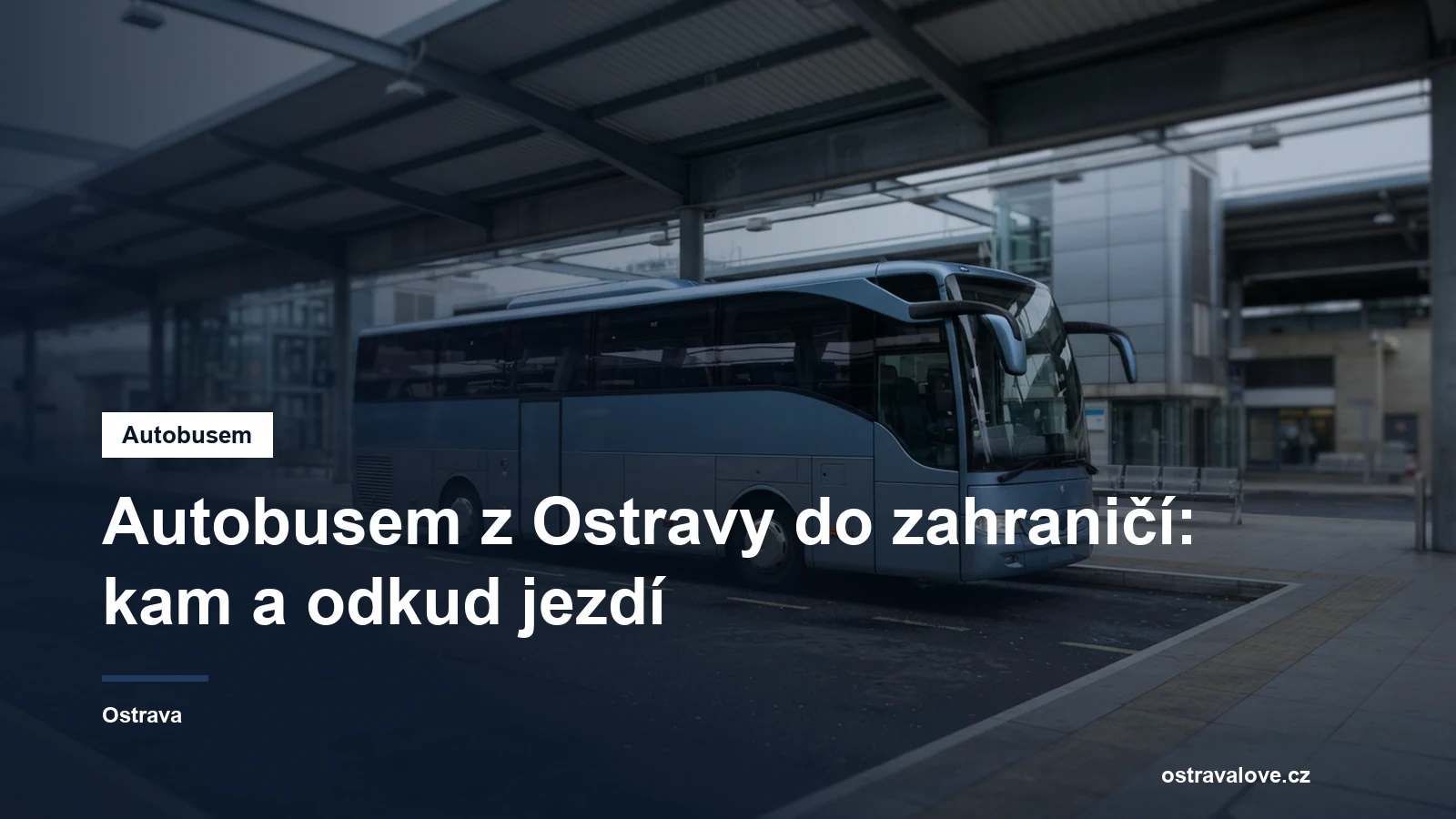 Dálkový autobus u nástupiště autobusového nádraží