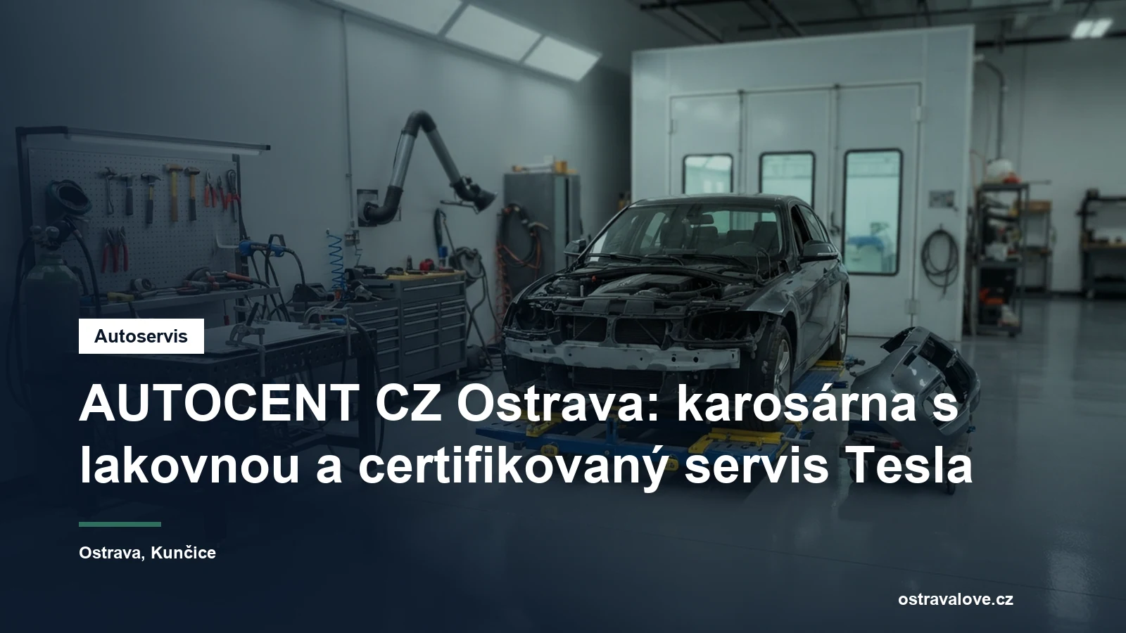 Lakovna a karosářské pracoviště autoservisu v Ostravě, osobní vůz s odkrytým předním dílem karoserie a odsávací kabina
