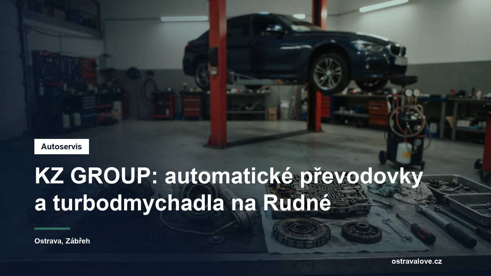 Dílna specializovaná na automatické převodovky a turbodmychadla, rozebraný díl na pracovním stole a osobní vůz na zvedáku