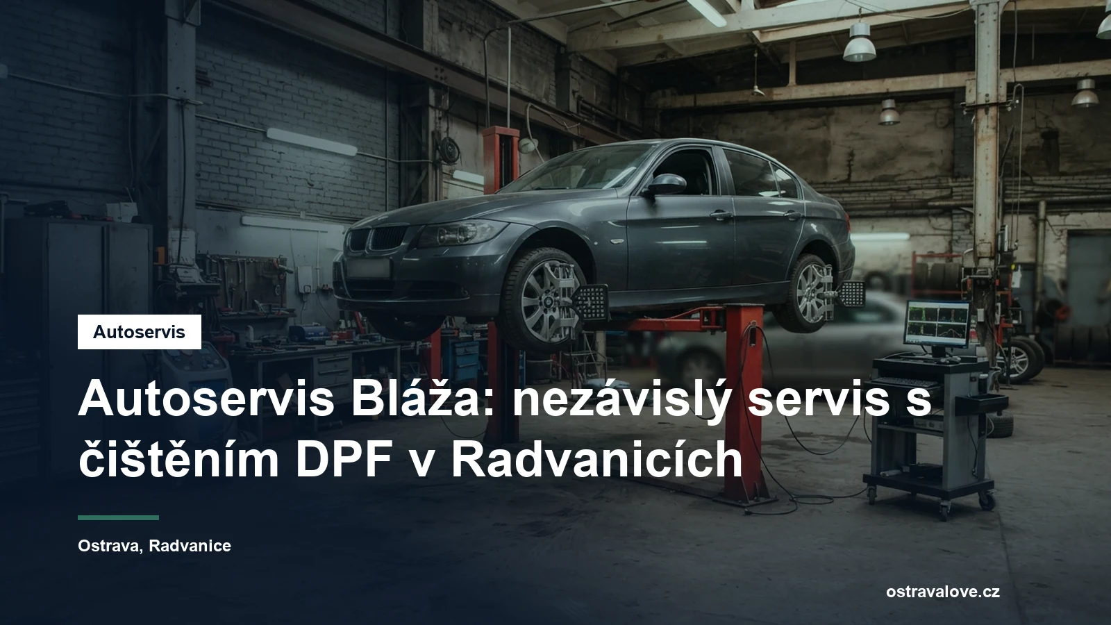 Dílna nezávislého autoservisu v Ostravě, osobní vůz na zvedáku a vedle něj stanoviště pro měření geometrie kol