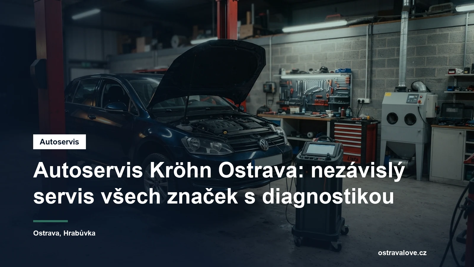 Dílna nezávislého autoservisu v Ostravě, osobní vůz na zvedáku a technik s diagnostickým přístrojem u motoru