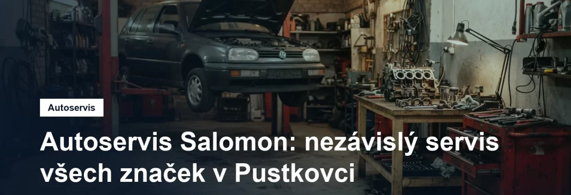 Dílna menšího nezávislého autoservisu v Ostravě, osobní vůz na zvedáku a pracovní stůl s nářadím