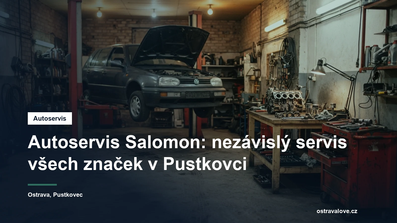 Dílna menšího nezávislého autoservisu v Ostravě, osobní vůz na zvedáku a pracovní stůl s nářadím