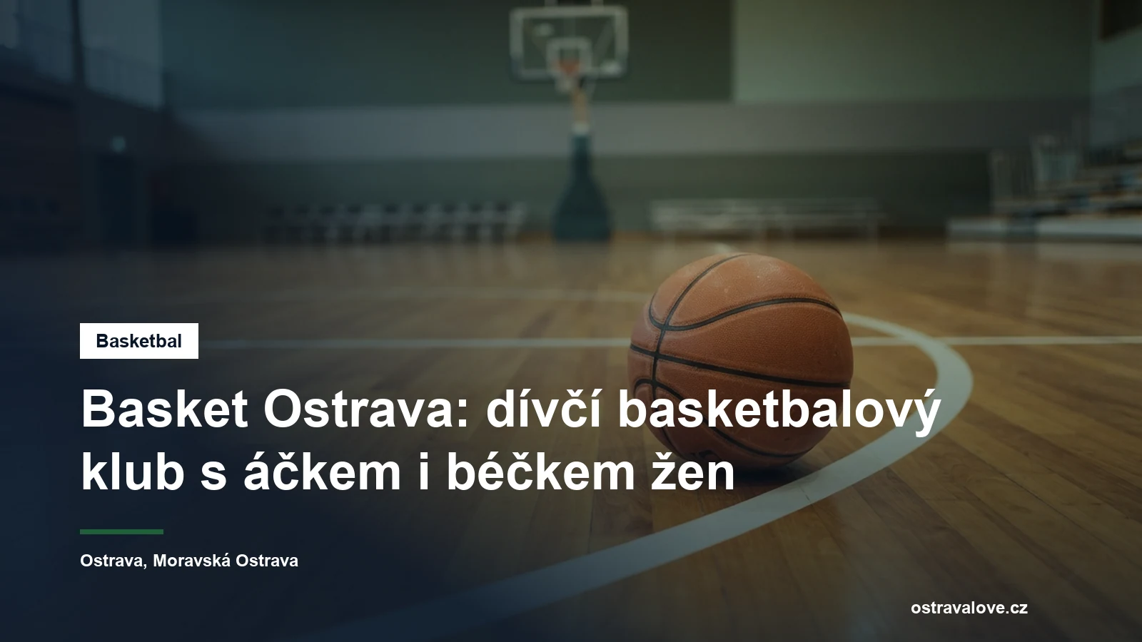 Basketbalový míč na palubovce pod košem