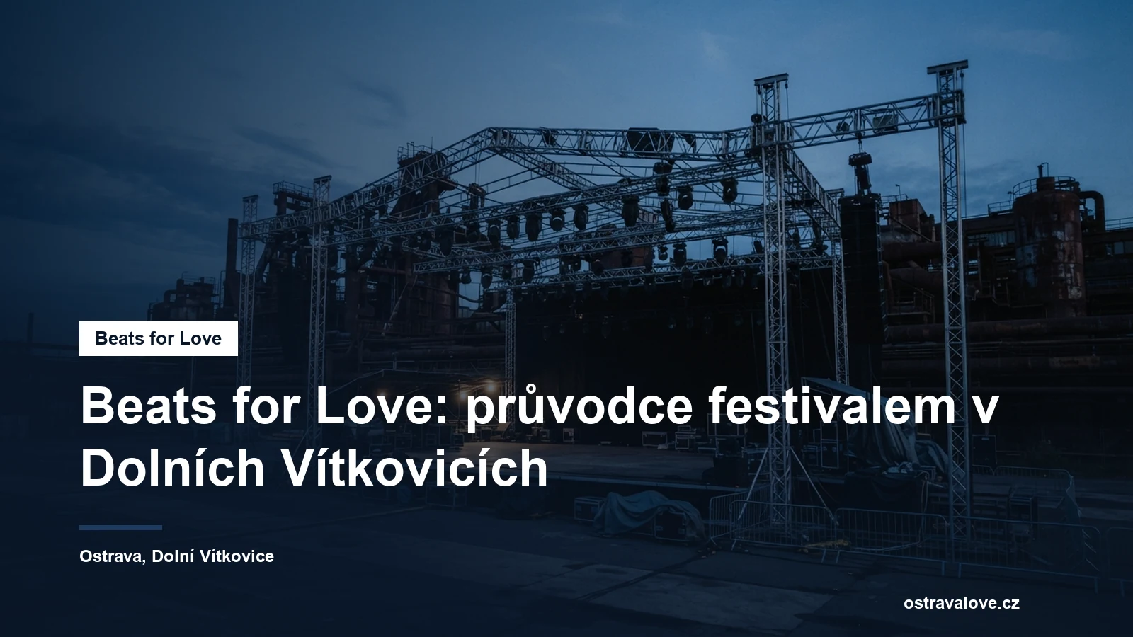 Osvětlená festivalová scéna v industriálním areálu za soumraku