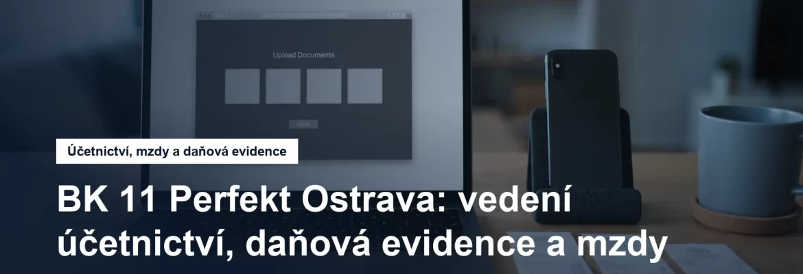 Notebook se zákaznickým systémem a nahranými doklady na stole