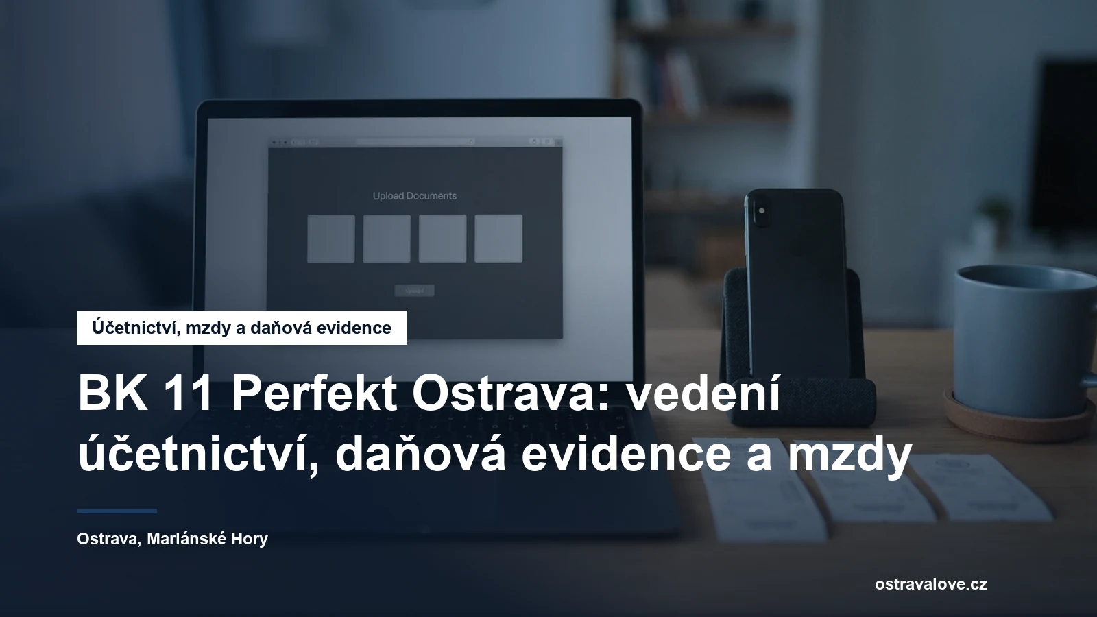 Notebook se zákaznickým systémem a nahranými doklady na stole