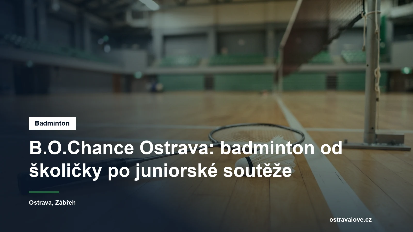 Badmintonová raketa a košíček na kurtu u sítě