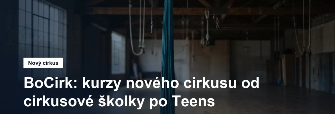 Akrobatická šála zavěšená v prázdném sále