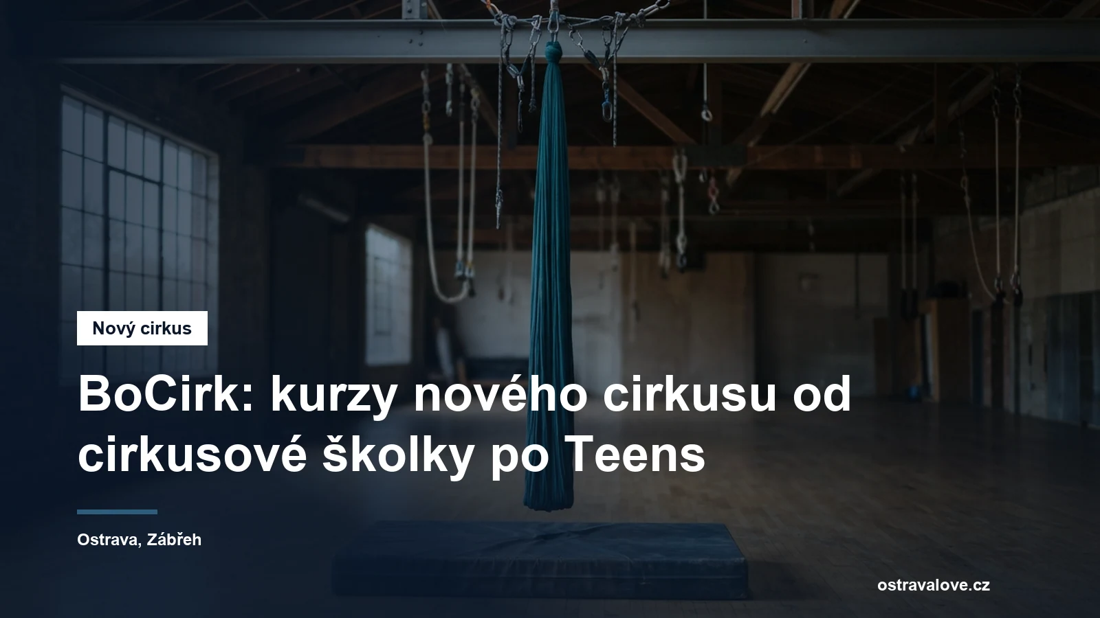 Akrobatická šála zavěšená v prázdném sále