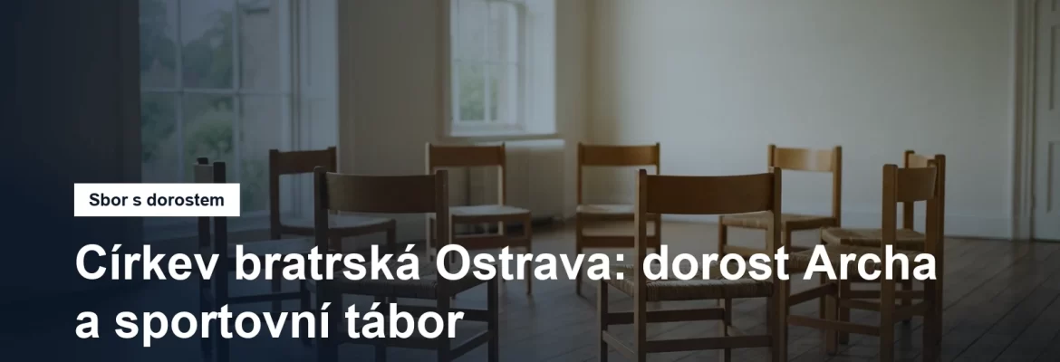 Kruh židlí v sborovém sále