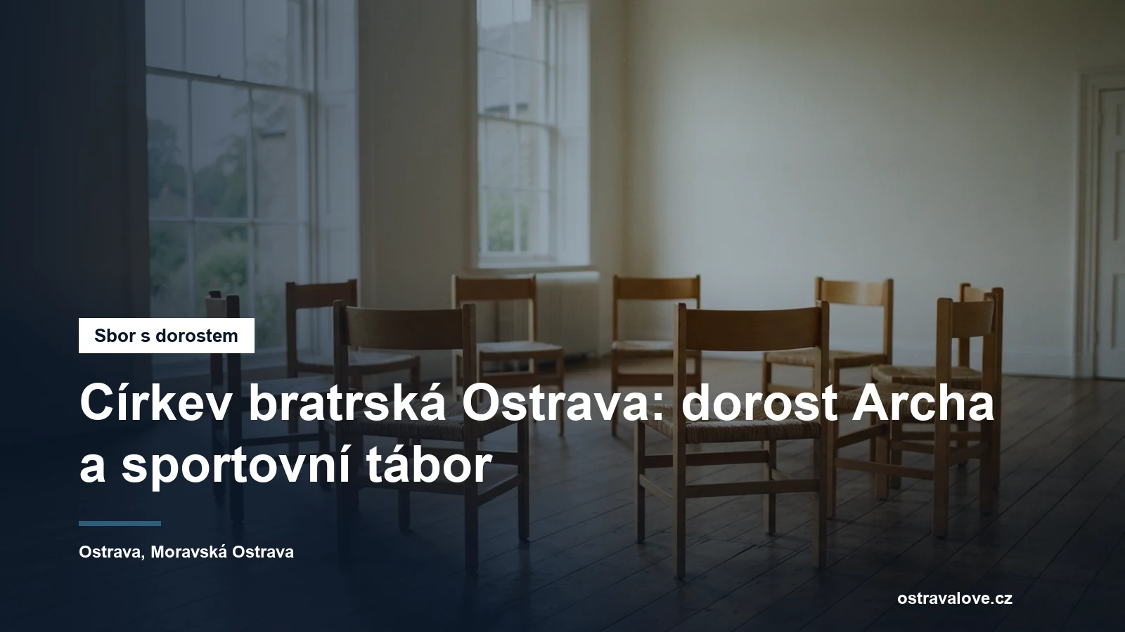 Kruh židlí v sborovém sále