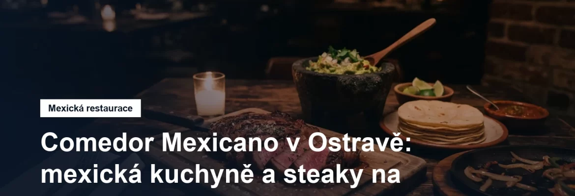 Grilovaný steak a kukuřičné tortilly s guacamole na dřevěném stole v tmavém interiéru restaurace