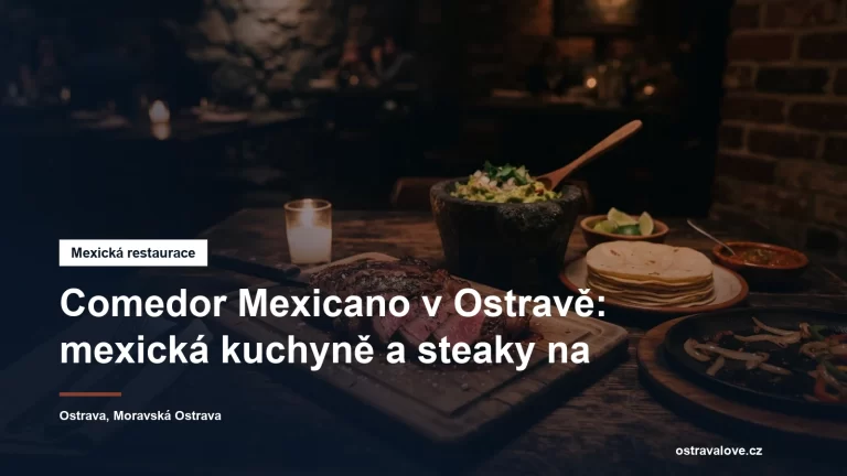 Grilovaný steak a kukuřičné tortilly s guacamole na dřevěném stole v tmavém interiéru restaurace