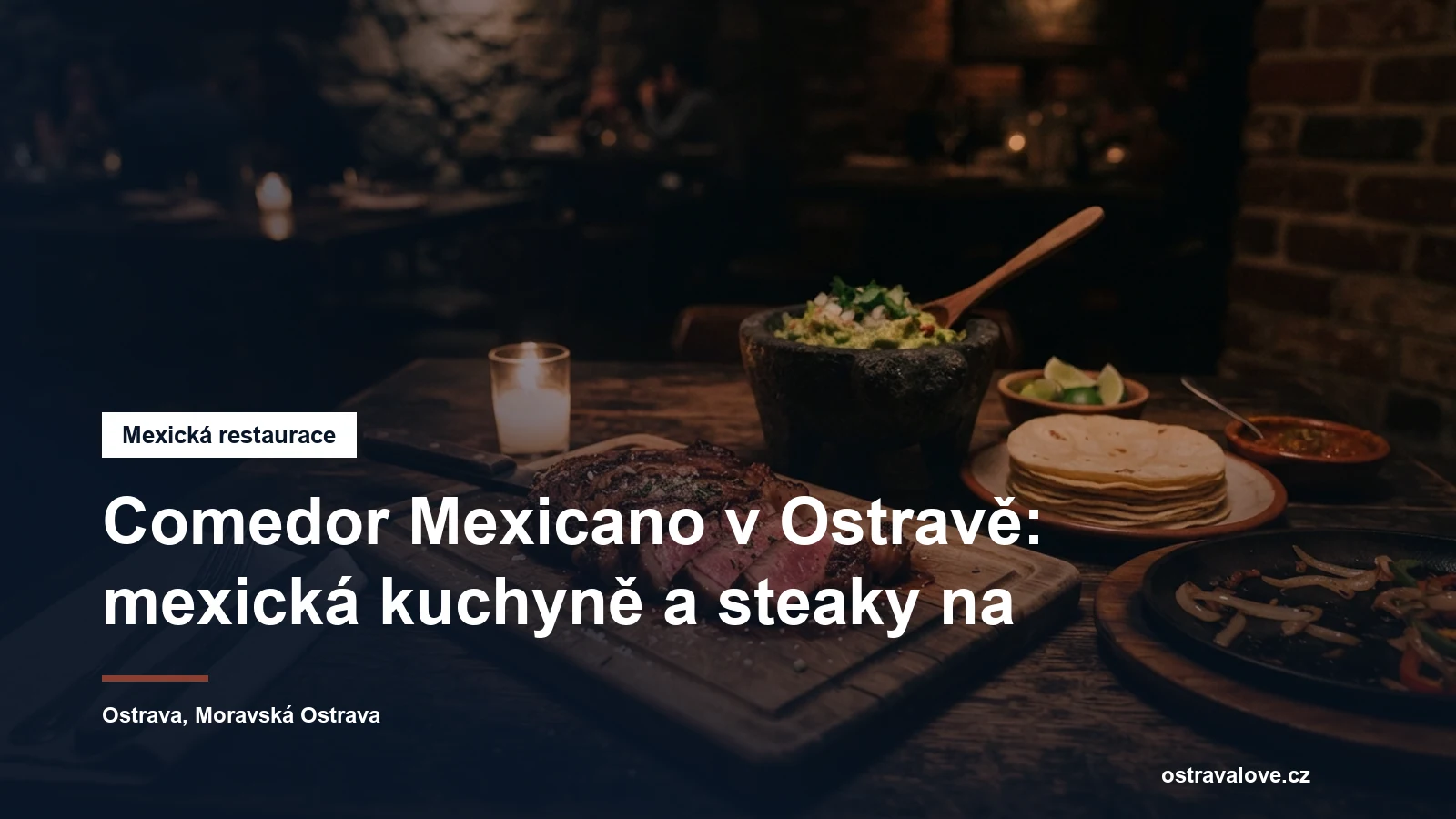 Grilovaný steak a kukuřičné tortilly s guacamole na dřevěném stole v tmavém interiéru restaurace