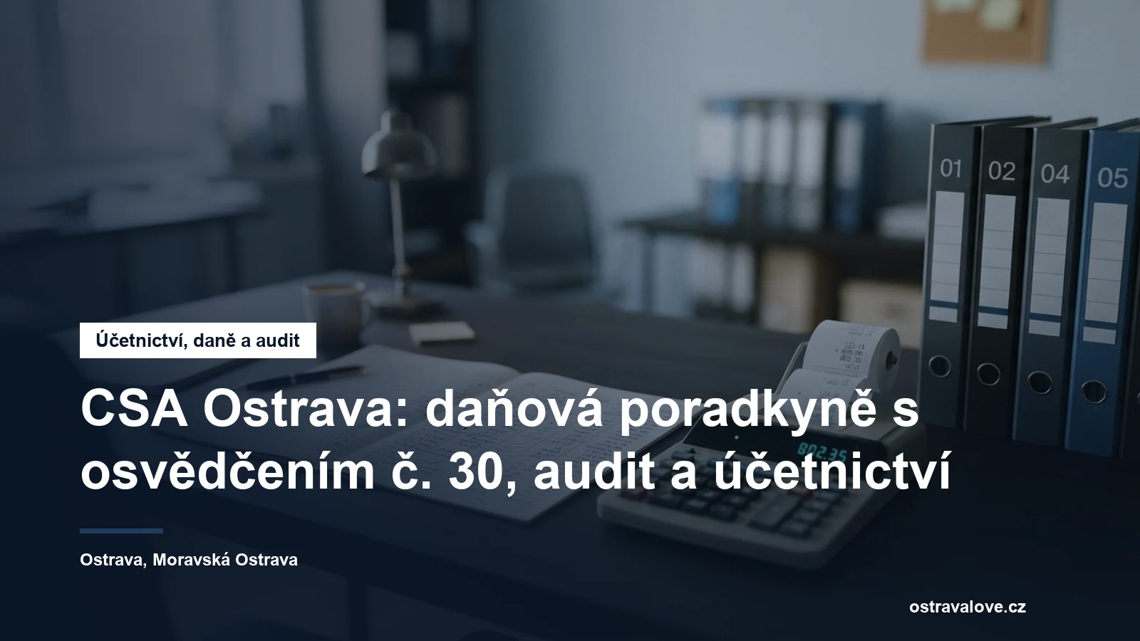 Pracovní stůl účetní kanceláře s uzávěrkou, kalkulačkou a šanony