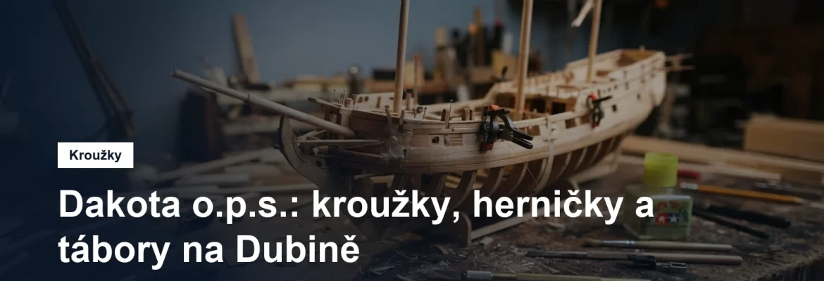 Rozpracovaný model a nářadí na dílenském stole