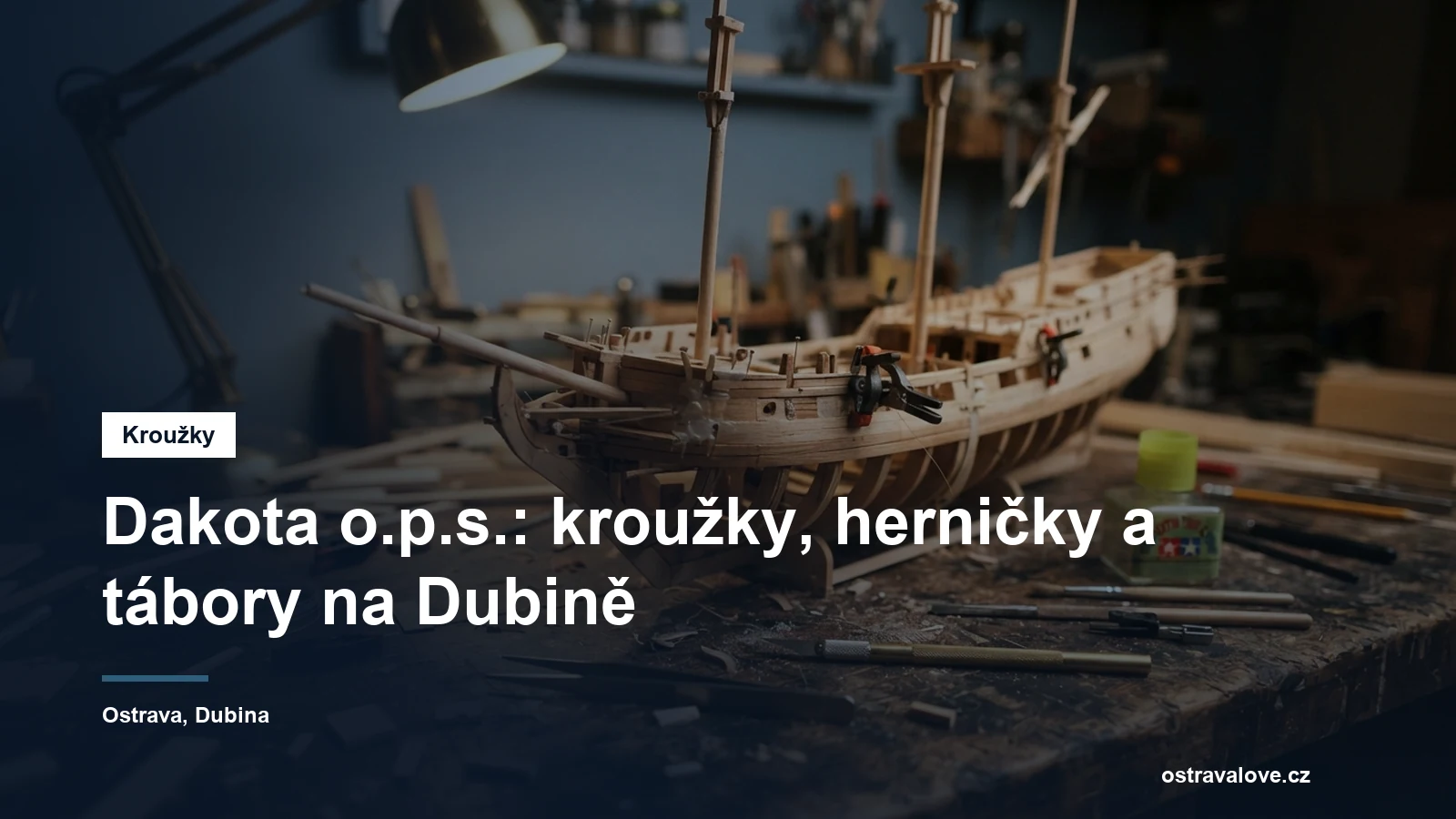 Rozpracovaný model a nářadí na dílenském stole