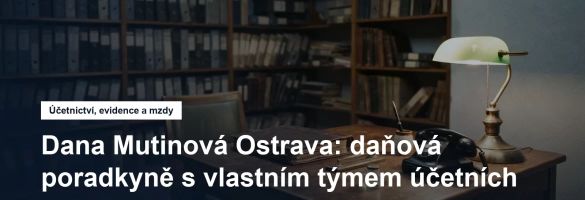Starší účetní kancelář s policemi pořadačů a psacím stolem