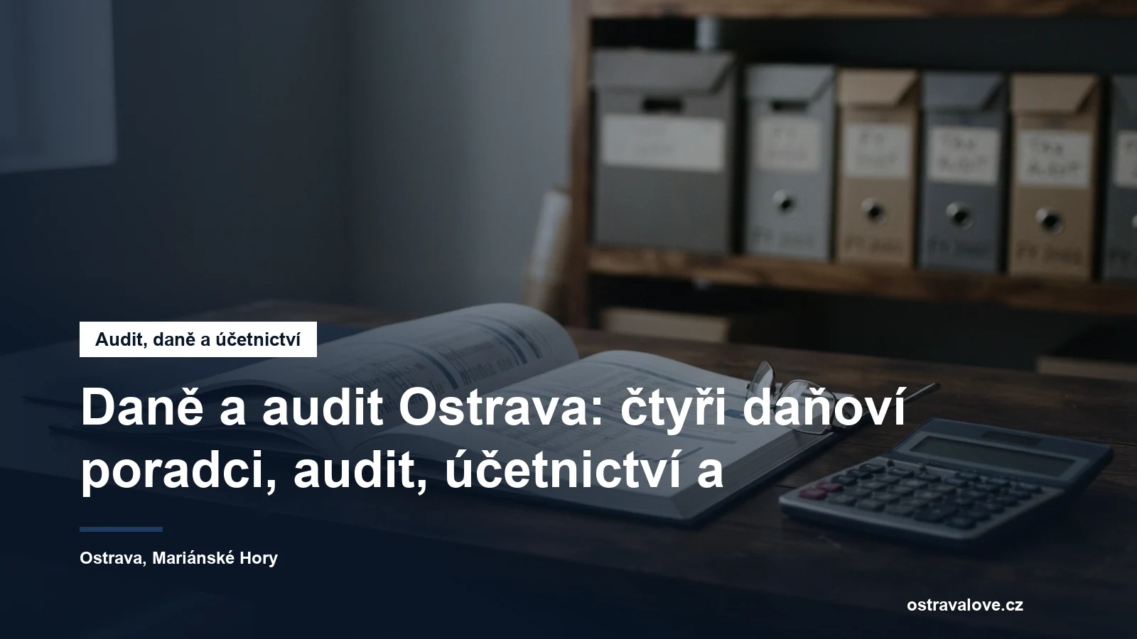 Stůl auditorské kanceláře s účetní závěrkou, brýlemi a kalkulačkou