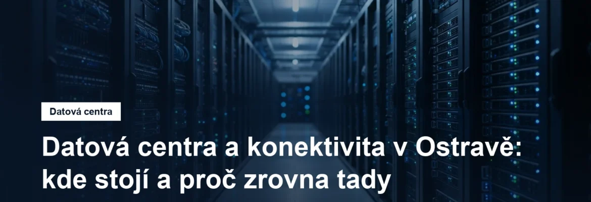 Chladný sál datového centra s řadami serverů