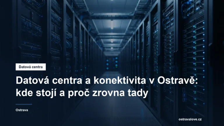 Chladný sál datového centra s řadami serverů
