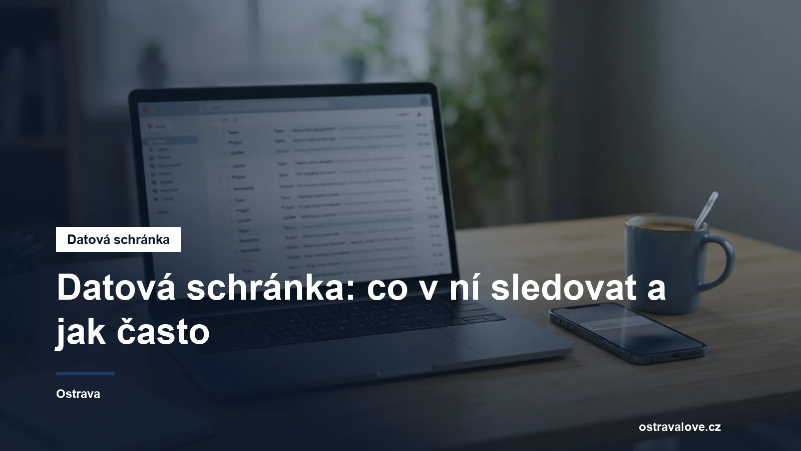 Notebook s otevřenou úřední zprávou na obrazovce