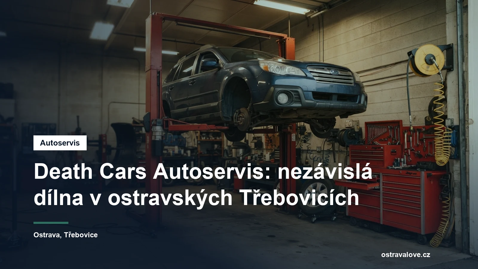 Dílna nezávislého autoservisu v Ostravě, osobní vůz na zvedáku a vedle něj pojízdné skříňky s nářadím