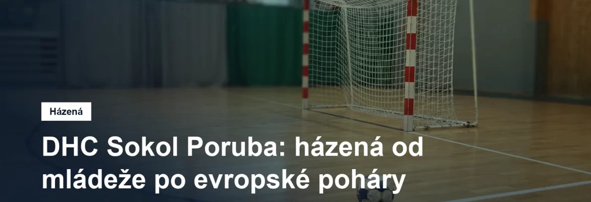 Házenkářská branka a míč na palubovce haly