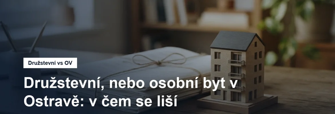 Bytový dům a dokumenty o vlastnictví na stole