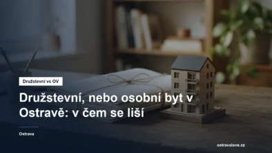 Bytový dům a dokumenty o vlastnictví na stole