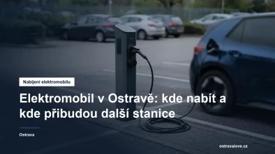 Nabíjecí sloupek s připojeným kabelem na městském parkovišti