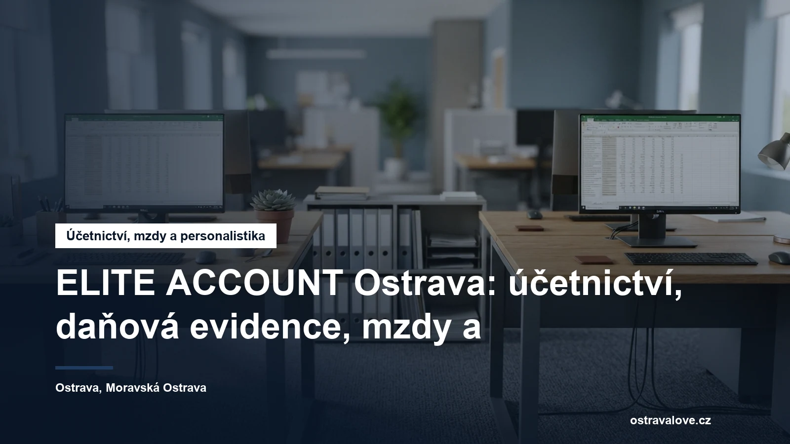 Dva pracovní stoly účetní kanceláře s monitory a pořadači