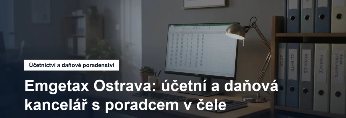Menší účetní kancelář s pracovním stolem a policí pořadačů