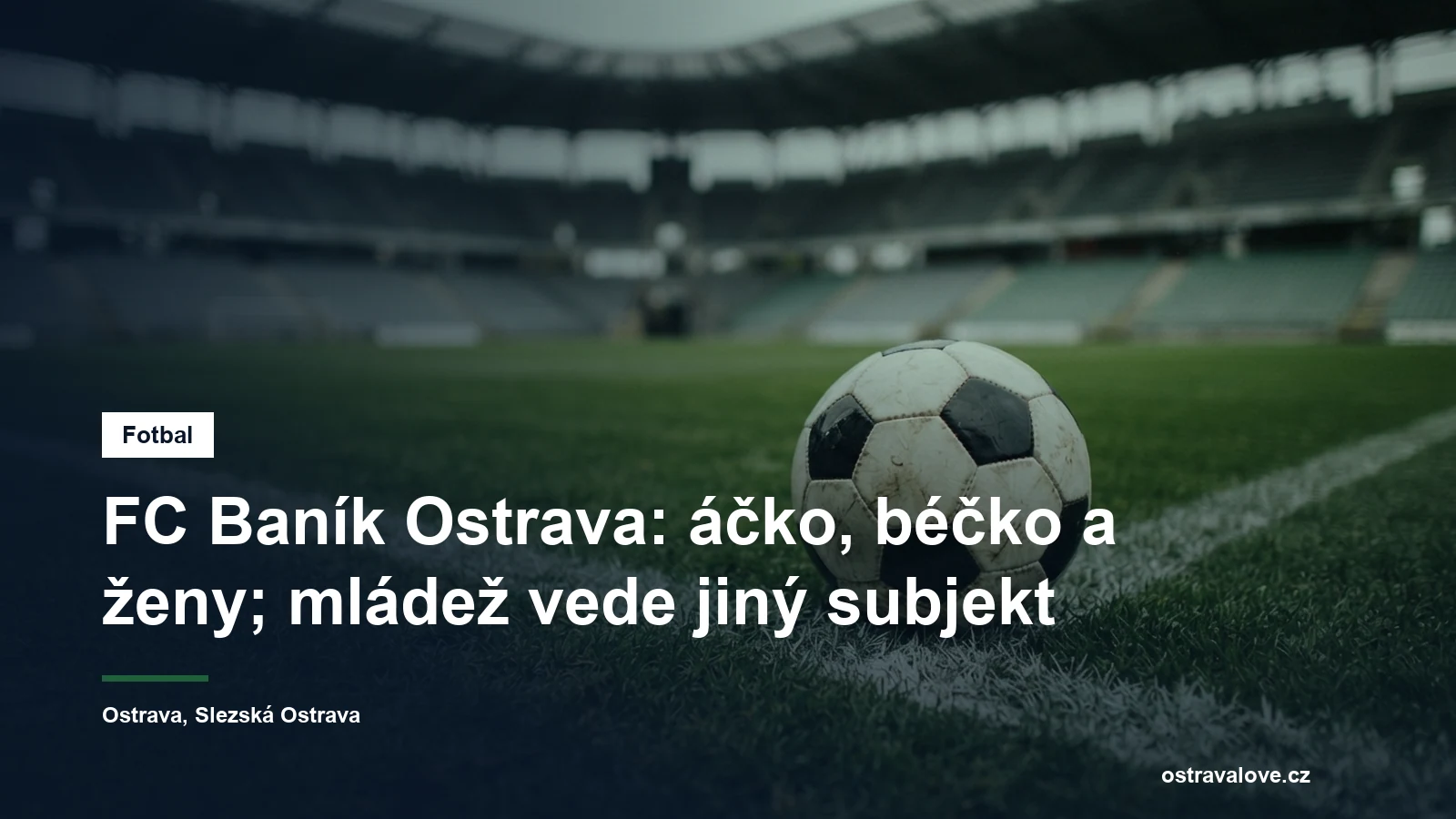 Fotbalový míč na trávníku u pokutového území