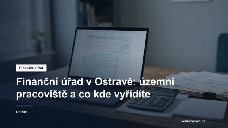 Notebook s daňovým přiznáním a doklady na stole